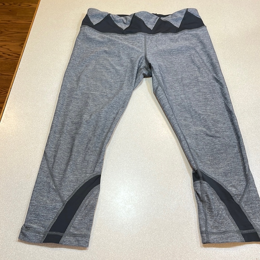 Lululemon grey and black zipper pocket original size 8 capri